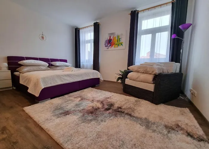 Velke Studio Na Velkem Namesti S Vybavenou Kuchyni