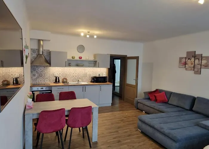Velke Studio Na Velkem Namesti S Vybavenou Kuchyni