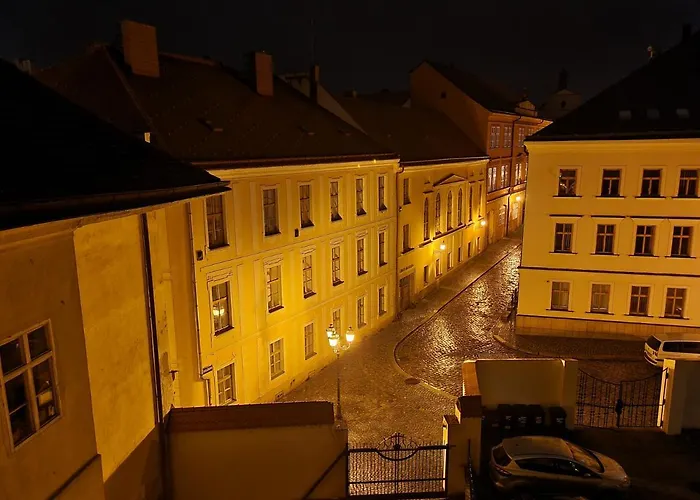 Velke Studio Na Velkem Namesti S Vybavenou Kuchyni