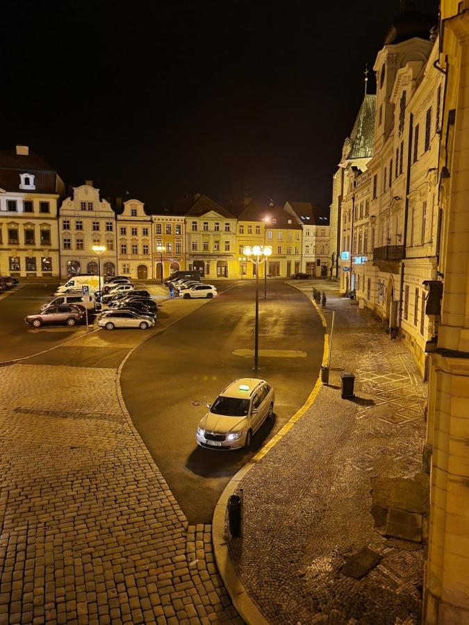Apartment Velke Na Velkem Namesti S Vybavenou Kuchyni Hradec Kralove